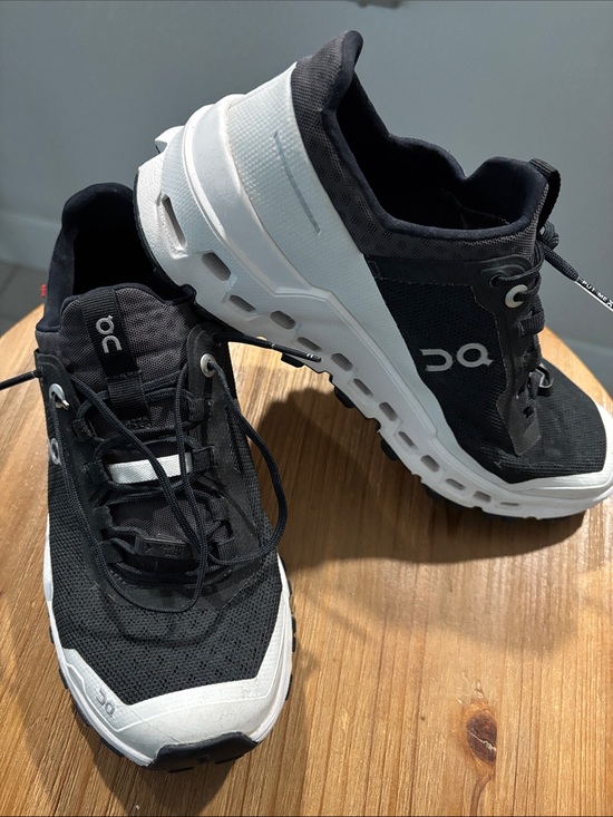 On Running Shoes - On Running Cloud Runner Black and White Cloudtech Running Sneakers